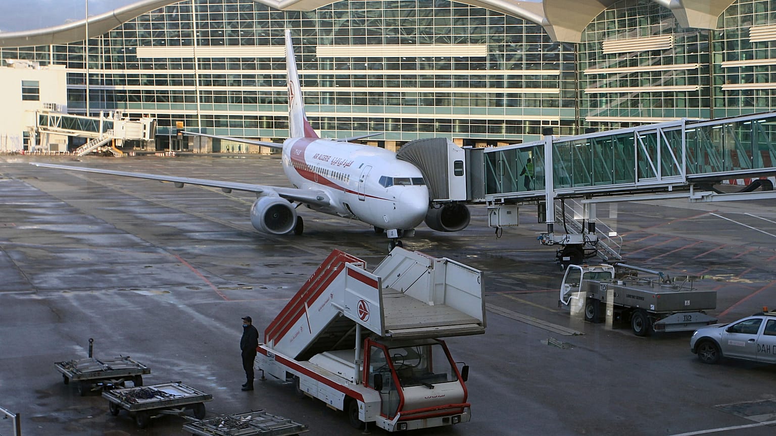 طائرة تابعة للخطوط الجوية الجزائرية تقف على أرضية مطار هواري بومدين في الجزائر العاصمة تزامناً مع استئناف بعض الرحلات الجوية الداخلية، يوم الأحد 6 ديسمبر 2020. (صورة من أسوشيت