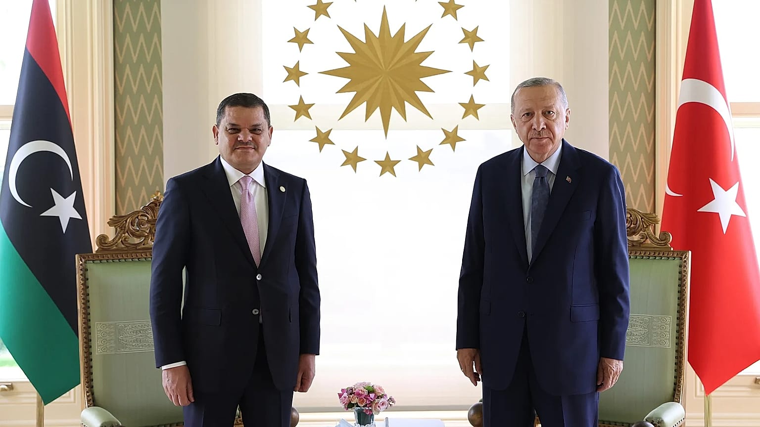 الرئيس التركي رجب طيب أردوغان (يساراً) ورئيس وزراء الحكومة الليبية المعترف بها دولياً عبد الحميد الدبيبة يلتقطان صوراً قبيل اجتماعهما في إسطنبول