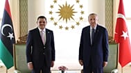 الرئيس التركي رجب طيب أردوغان (يساراً) ورئيس وزراء الحكومة الليبية المعترف بها دولياً عبد الحميد الدبيبة يلتقطان صوراً قبيل اجتماعهما في إسطنبول