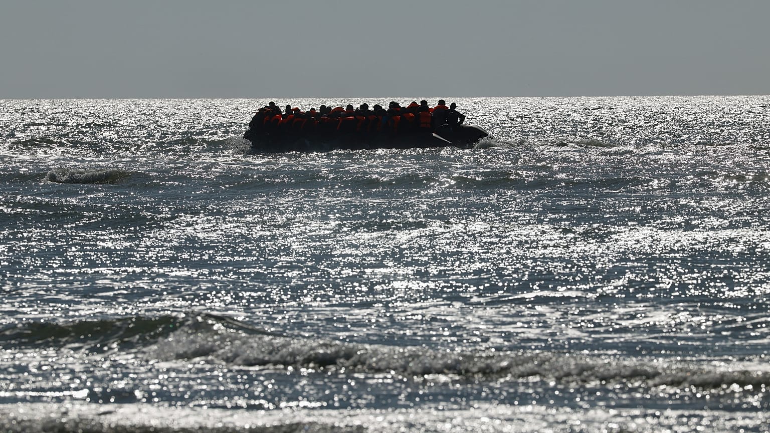 Un groupe de migrants tente de traverser la Manche à bord d'un canot pneumatique, de la France vers la Grande-Bretagne, à Hardelot.