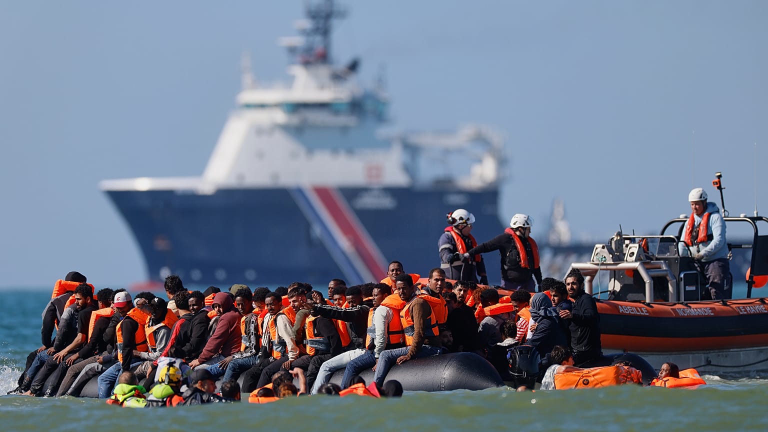 Un groupe de migrants tente de traverser la Manche à bord d'un canot pneumatique, de la France vers la Grande-Bretagne, à Hardelot.