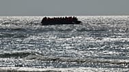 Un groupe de migrants tente de traverser la Manche à bord d'un canot pneumatique, de la France vers la Grande-Bretagne, à Hardelot.
