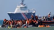 Un groupe de migrants tente de traverser la Manche à bord d'un canot pneumatique, de la France vers la Grande-Bretagne, à Hardelot.