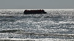 Ομάδα μεταναστών επιχειρεί να διασχίσει τη Μάγχη με φουσκωτή βάρκα, από τη Γαλλία προς τη Μεγάλη Βρετανία, στο Αρντελό.