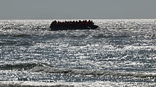 Un groupe de migrants tente de traverser la Manche à bord d'un canot pneumatique, de la France vers la Grande-Bretagne, à Hardelot.