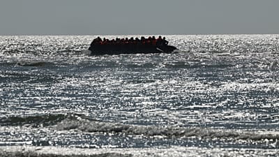 Un groupe de migrants tente de traverser la Manche à bord d'un canot pneumatique, de la France vers la Grande-Bretagne, à Hardelot.
