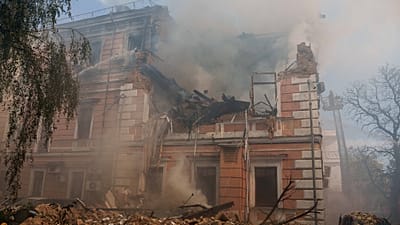 Une fumée s'élève du bâtiment de l'Académie nationale des sciences, endommagé après une frappe de drone russe sur le centre de Kyiv, en Ukraine, le 28 septembre 2026.
