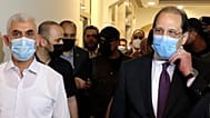 یحیی سنوار، رهبر ارشد حماس در غزه، در سمت چپ تصویر، و عباس کامل، رئیس دستگاه اطلاعات عمومی مصر، در سمت راست، در جریان دیدار خود در غزه، دوشنبه ۳۱ مه ۲۰۲۱.