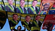 Bandeiras de Lula e Flávio Bolsonaro à venda em Brasília 