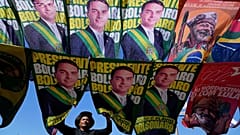 Bandeiras de Lula e Flávio Bolsonaro à venda em Brasília 