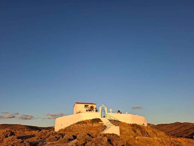 Το Κυκλικό Κοιμητήριο του Αϊ-Στράτη, ένα από τα πιο εμβληματικά σημεία του νησιού. Χρονολογείται πριν από τον σεισμό και βρίσκεται σε έναν λόφο