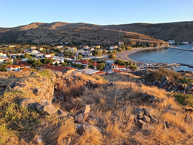 Vista de Agios Efstratios desde el antiguo emplazamiento del pueblo.
