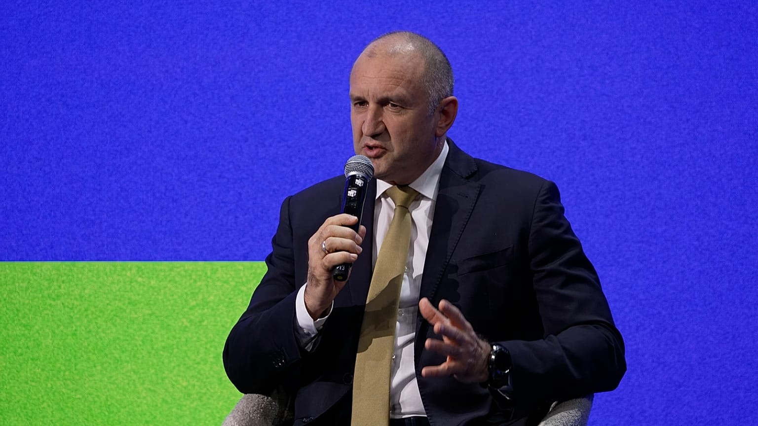 Primer ministro búlgaro Rumen Radev durante una entrevista en la cumbre de Defensa y Espacio de Euronews