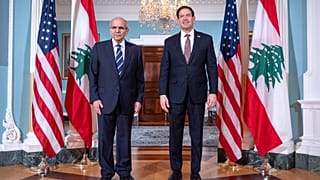 يقف وزير الخارجية ماركو روبيو (يمين) مع رئيس وزراء لبنان نواف سلام (يسار) في مقر وزارة الخارجية، يوم الاثنين 28 سبتمبر 2026، في واشنطن. (صورة من أسوشيتد برس/مارك شيفلبين)