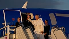 ARQUIVO: Papa Leão XIV embarca num voo para Paris no Aeroporto Leonardo da Vinci, em Fiumicino, para visita pastoral de quatro dias à França, 25 set. 2026