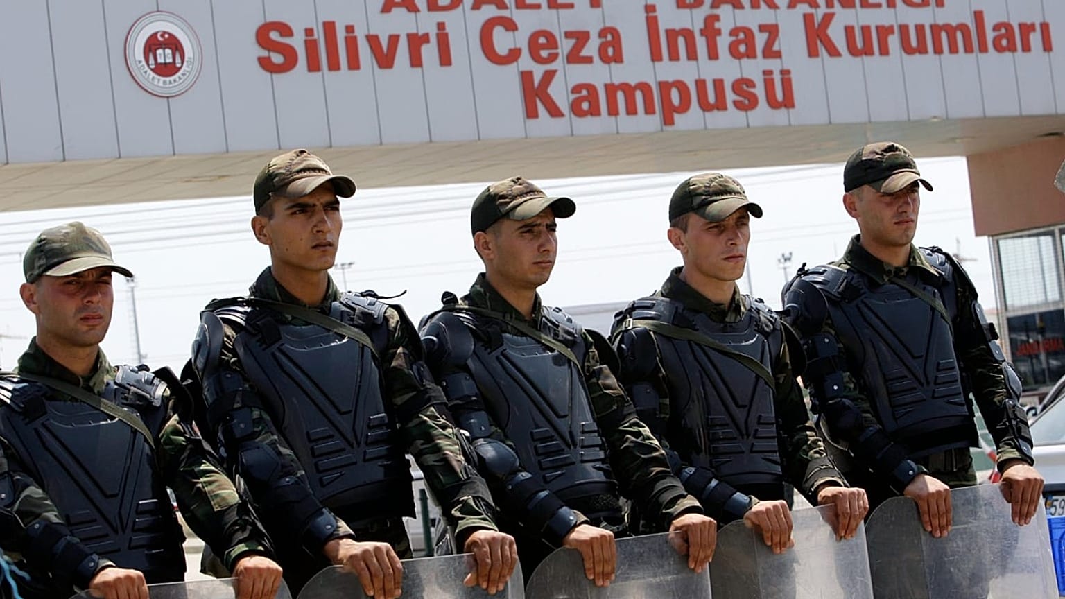 ARŞİV - Silivri cezaevinin girişinde kolluk kuvvetleri. 20 Temmuz 2009