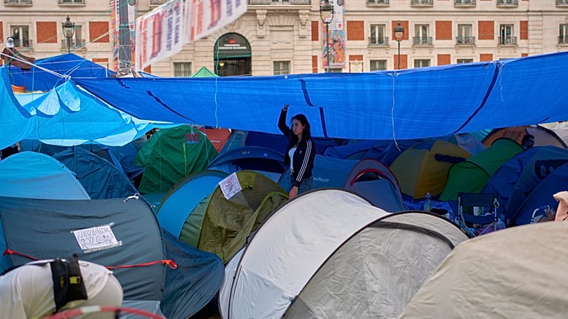 Una manifestante acampa durante una protesta para exigir leyes más estrictas que protejan a los inquilinos en Madrid, el 28 de septiembre de 2026. 