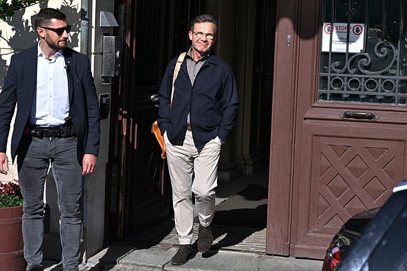 Ex primeiro-ministro sueco, Ulf Kristersson, sai da residência oficial, a Casa Sager, em Estocolmo, um dia depois das eleições gerais, na segunda-feira, 14 de setembro de 2026