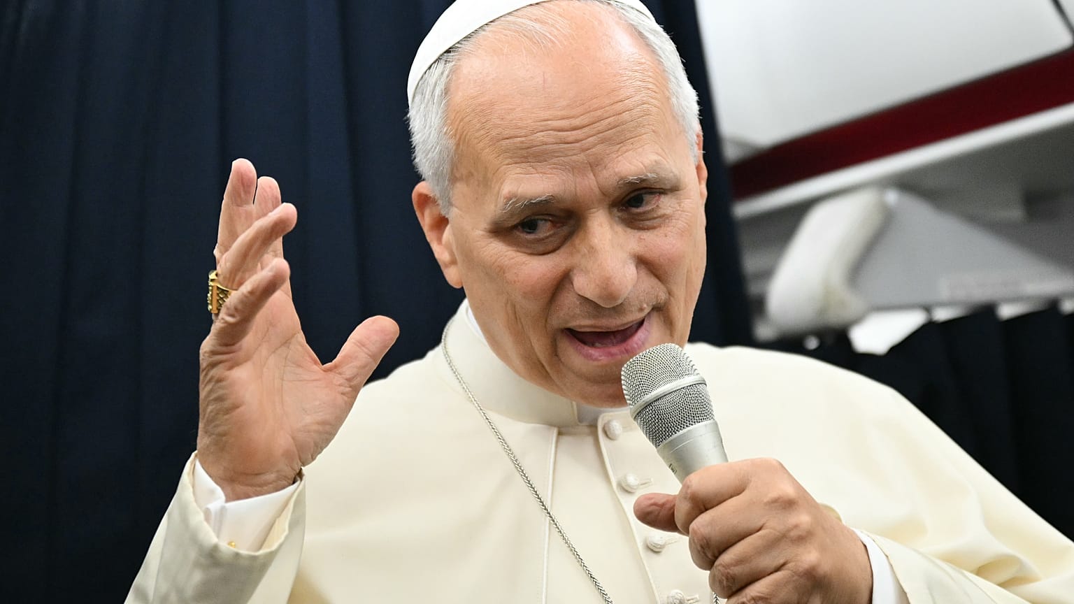 El Papa León XIV habla con los periodistas a bordo del vuelo de Metz (Francia) a Roma, al finalizar su visita de cuatro días a Francia, el lunes 28 de septiembre de 2026.