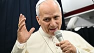 El Papa León XIV habla con los periodistas a bordo del vuelo de Metz (Francia) a Roma, al finalizar su visita de cuatro días a Francia, el lunes 28 de septiembre de 2026.