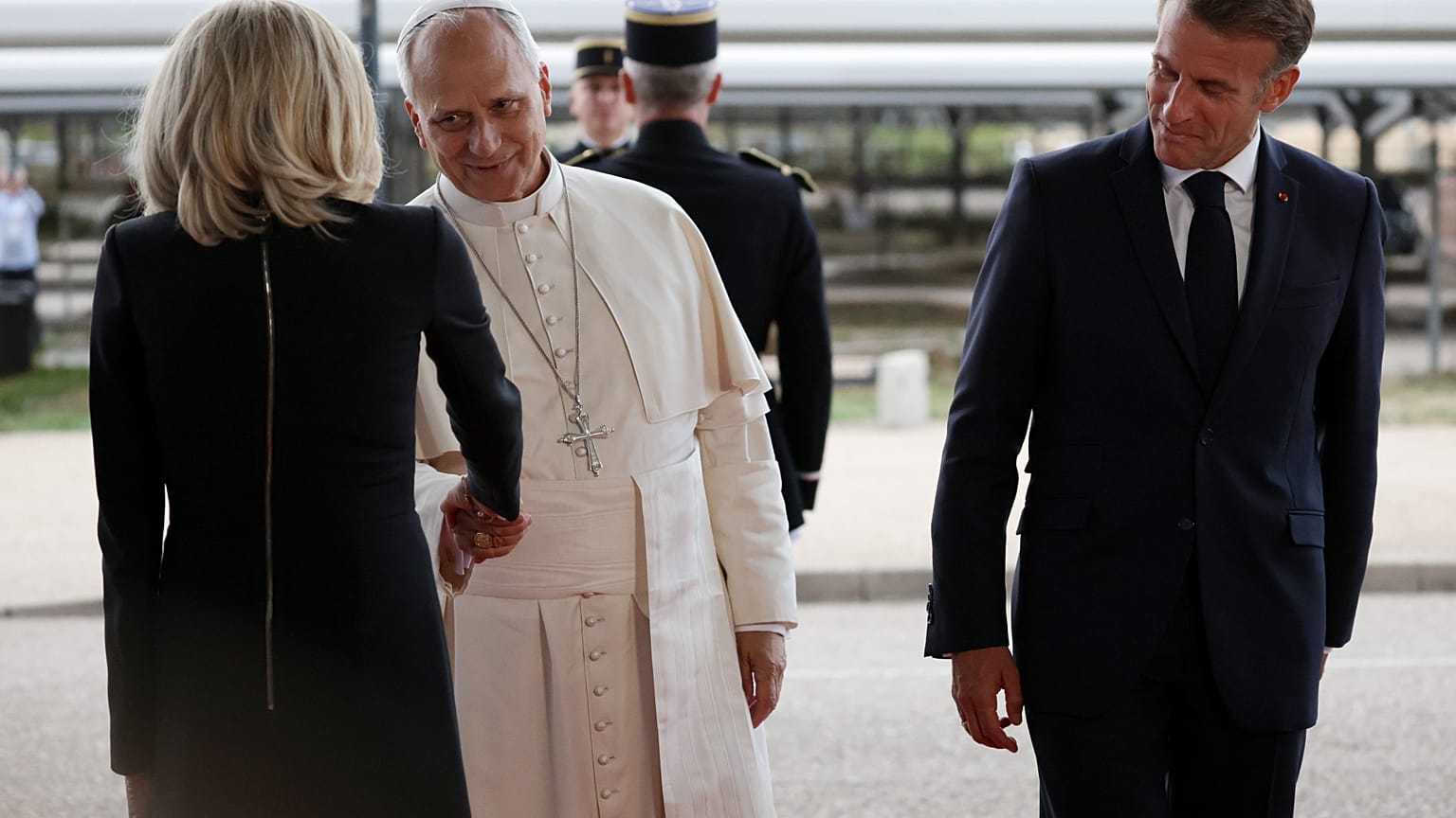 Papst Leo XIV. gibt Brigitte Macron, der Ehefrau des französischen Präsidenten Emmanuel Macron, zum Abschied seiner apostolischen Reise die Hand.