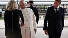 El papa León XIV estrecha la mano de Brigitte Macron, a la derecha, esposa del presidente francés Emmanuel Macron, durante la ceremonia de despedida de su viaje apostólico.