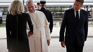 Papst Leo XIV. gibt Brigitte Macron, der Ehefrau des französischen Präsidenten Emmanuel Macron, zum Abschied seiner apostolischen Reise die Hand.