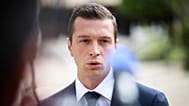 Le président du Rassemblement national, Jordan Bardella, répond aux journalistes à l'issue d'un entretien avec Emmanuel Macron, le lundi 26 août 2024 à l'Élysée, à Paris