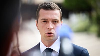 Le président du Rassemblement national, Jordan Bardella, répond aux journalistes à l'issue d'un entretien avec Emmanuel Macron, le lundi 26 août 2024 à l'Élysée, à Paris