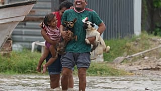 Evakuálják a lakosságot a Polo hurrikán miatt, Puerto San Carlos, Mexikó, 2026.09.28.