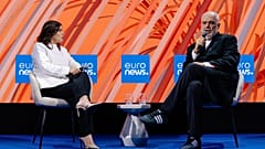 Dziennikarka Euronews Maria Tadeo i premier Albanii Edi Rama na szczycie Euronews Travel&Tourism z Albert Hall w Brukseli, 29.06.2026 r.