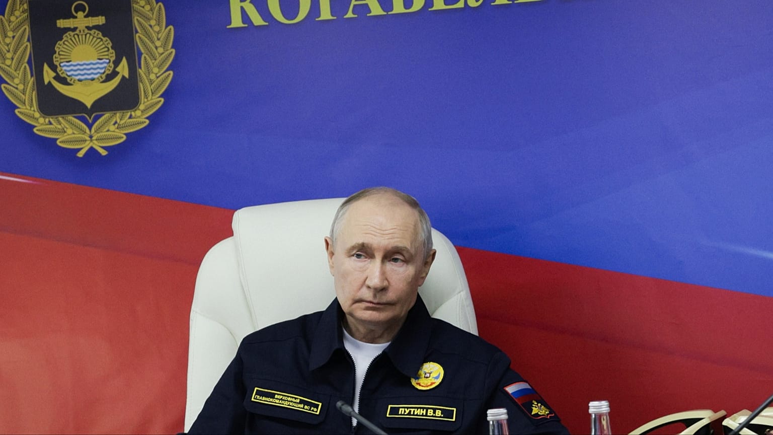 FILE: Le président russe Vladimir Poutine participe à une réunion avec des officiers de marine à bord du croiseur lance-missiles Varyag de la flotte du Pacifique, 12 août 2026