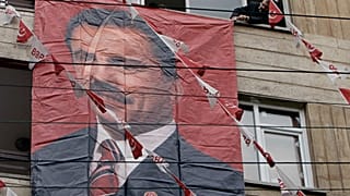 ARŞİV: Büyük Birlik Partisi (BBP) destekçesi, dönemin BBP genel başkanı Muhsin Yazıcıoğlu’nun posterini Ankara’daki parti genel merkezinin dışına asıyor; 27 Mart 2009, Cuma.