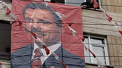 ARŞİV: Büyük Birlik Partisi (BBP) destekçesi, dönemin BBP genel başkanı Muhsin Yazıcıoğlu’nun posterini Ankara’daki parti genel merkezinin dışına asıyor; 27 Mart 2009, Cuma.