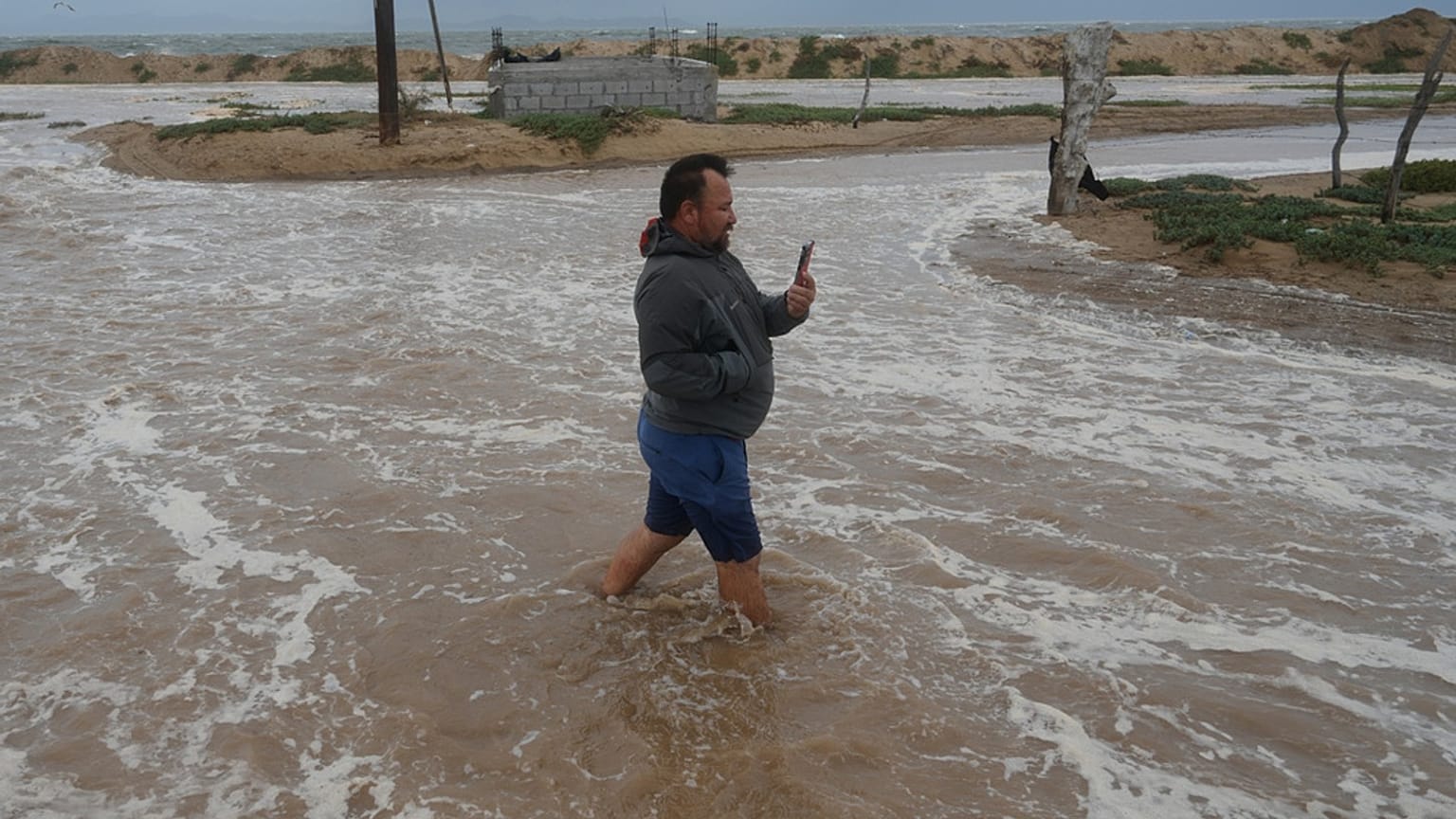 Puerto San Carlos: Behörden evakuieren Bevölkerung wegen Hurrikan Polo, Mexiko, 28.09.2026.