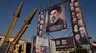 عرض صواريخ إيرانية ولافتات تحمل صور المرشد الأعلى الإيراني مجتبى خامنئي خلال معرض عسكري أقيم في طهران في 28 سبتمبر 2026