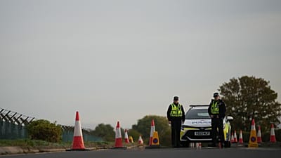 پلیس از جاده منتهی به پایگاه هوایی RAF فیرفورد در ۲۸ سپتامبر ۲۰۲۶ نگهبانی می‌کند