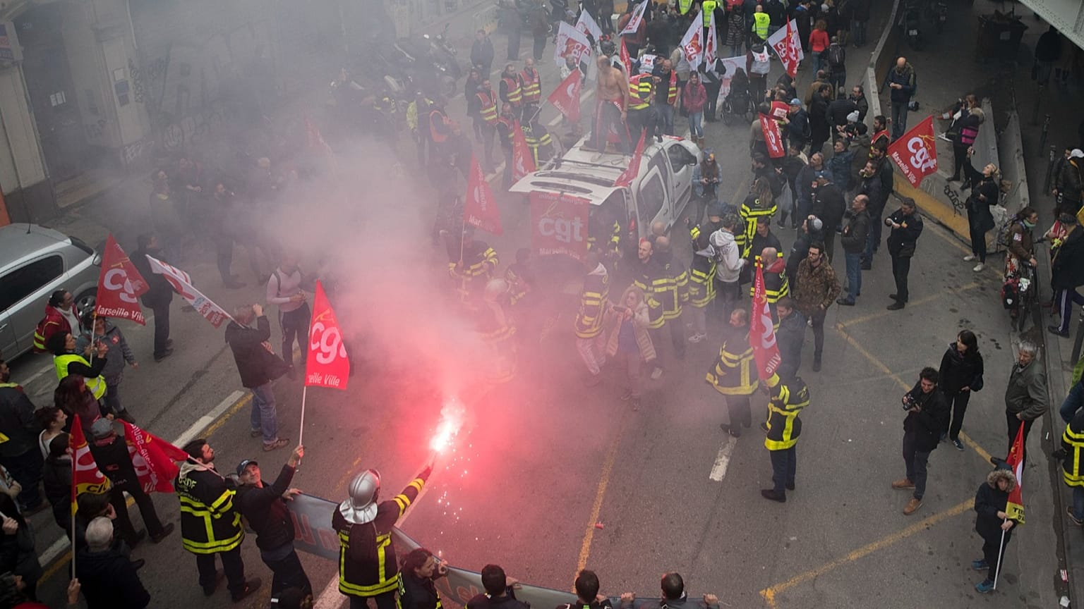 Bombeiros acendem fachos durante marcha em Marselha