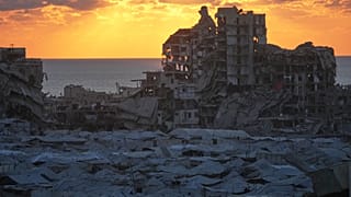 خيام تؤوي نازحين فلسطينيين وسط مبانٍ متضررة في مدينة غزة، 23 سبتمبر/أيلول 2026.
