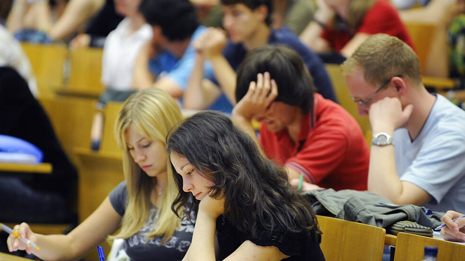Junge Leute an der Uni Tübingen: Sind viele ungeeignet für den Job?  ARCHIVBILD