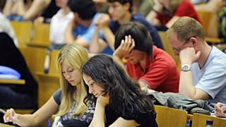 Junge Leute an der Uni Tübingen: Sind viele ungeeignet für den Job?  ARCHIVBILD