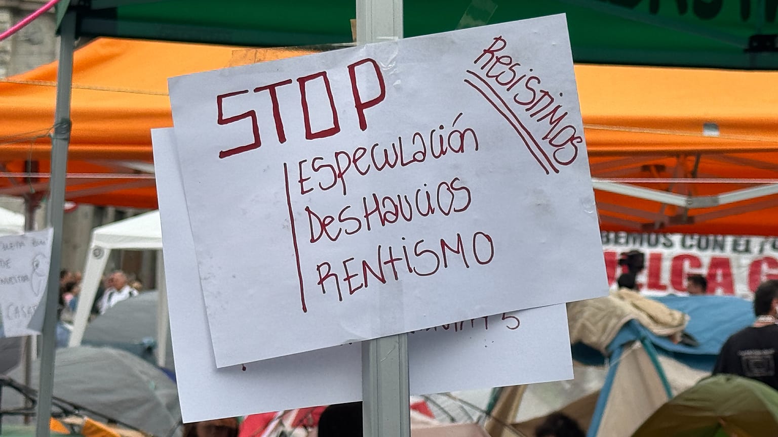 Imagen de una pancarta en la acampada en Puerta Sol, Madrid, el 28 de septiembre de 2026.