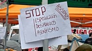 Imagen de una pancarta en la acampada en Puerta Sol, Madrid, el 28 de septiembre de 2026.