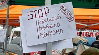 Imagen de una pancarta en la acampada en Puerta Sol, Madrid, el 28 de septiembre de 2026.
