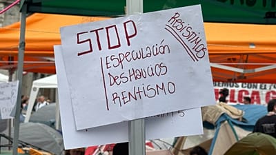 Image d'une banderole lors du campement à Puerta Sol, à Madrid, le 28 septembre 2026.