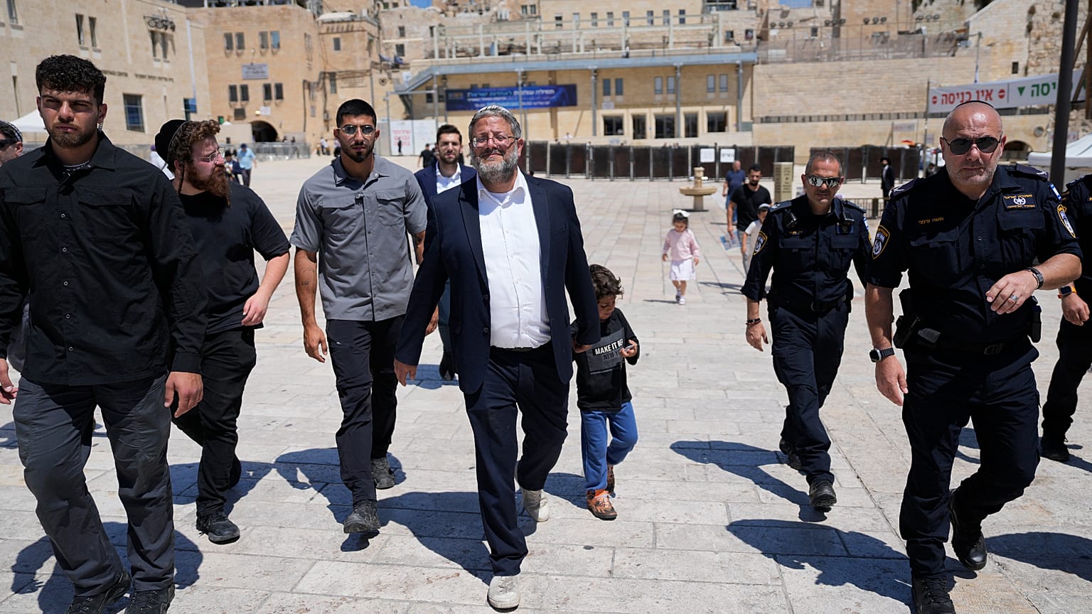 وزير الأمن القومي الإسرائيلي إيتمار بن غفير يتجه نحو مدخل موقع مقدس في البلدة القديمة بالقدس، 13 أغسطس/آب 2024.