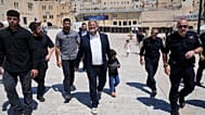 وزير الأمن القومي الإسرائيلي إيتمار بن غفير يتجه نحو مدخل موقع مقدس في البلدة القديمة بالقدس، 13 أغسطس/آب 2024.
