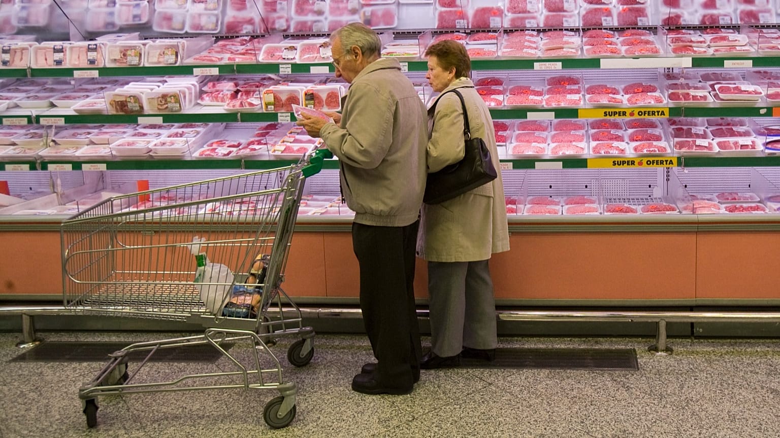 ARCHIVO: Una pareja comprueba el precio de un paquete de carne picada en Madrid, en noviembre de 2008.