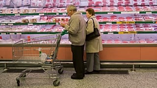 ARCHIVO: Una pareja comprueba el precio de un paquete de carne picada en Madrid, en noviembre de 2008.