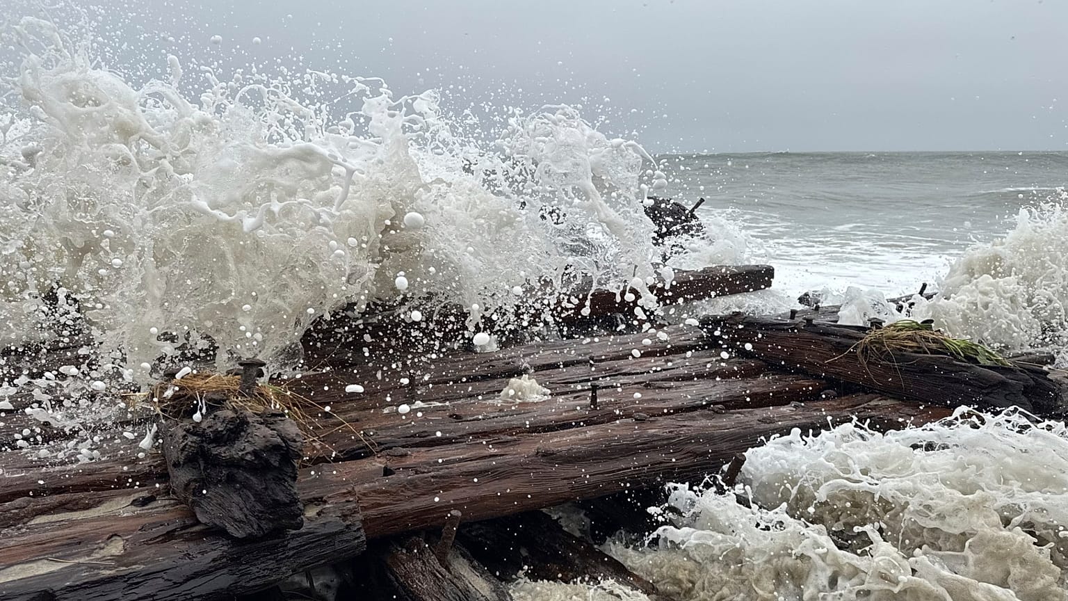 Von einem heftigen Nordoststurm freigelegte Schiffswrackreste sind am Samstag, 26. September 2026, an der Südküste von Nantucket (Massachusetts) zu sehen.